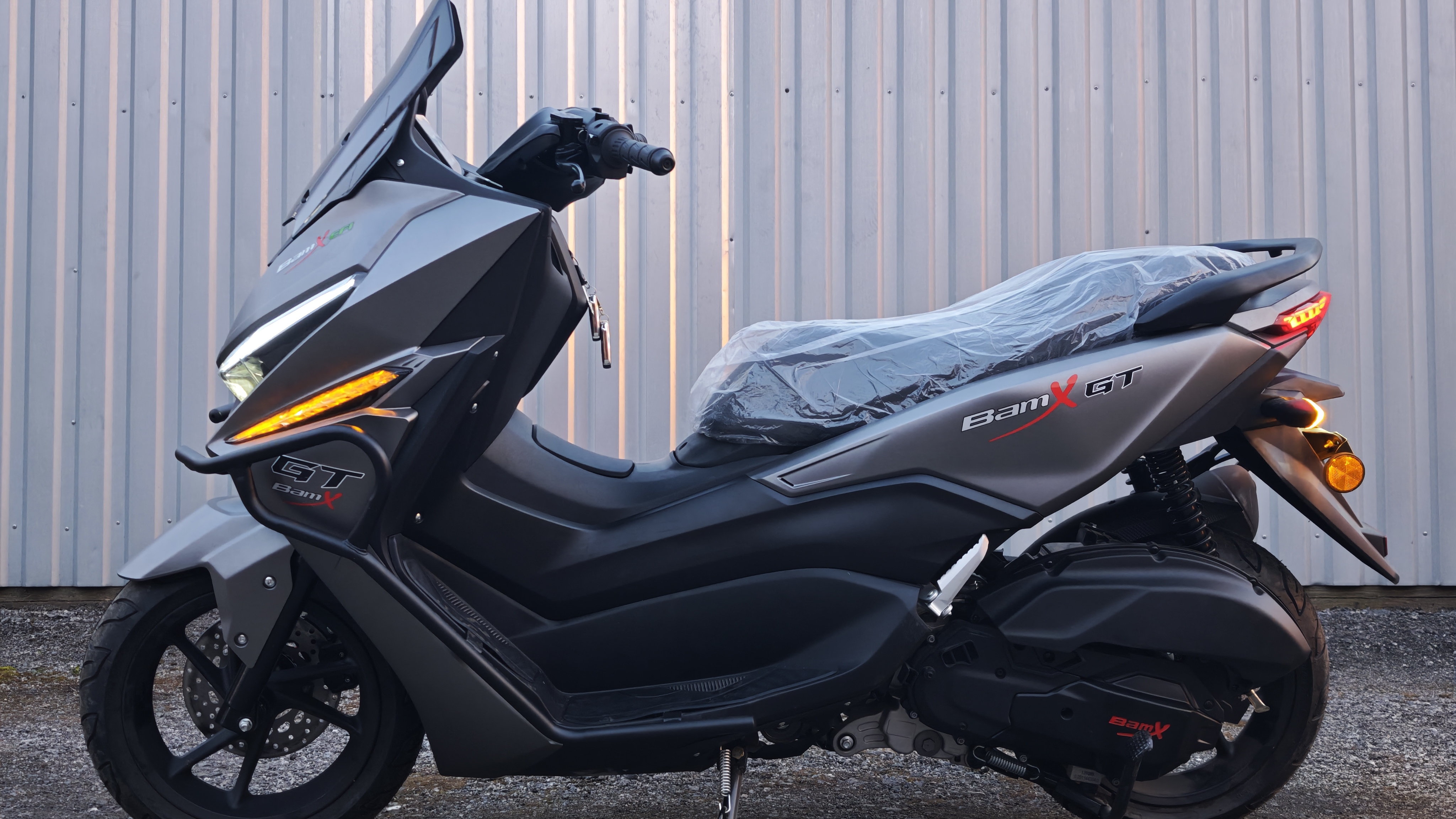 MotoRed: убийца Осаки - N-max 3 2026 180cc EFI. Эмоции Яркие. Нрав яростный. Осака, до свидания! смотреть онлайн
