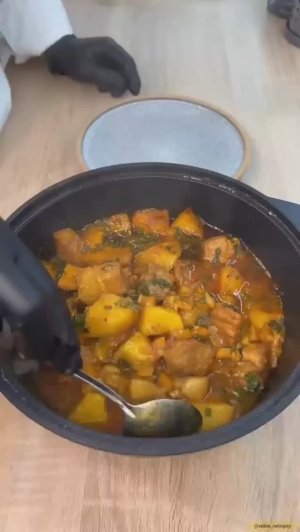 Целый казан жареного мяса с подливой🤤