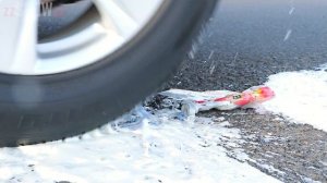 Experimento_ Aplastando Cosas Crujientes y Suaves con la Rueda de un Coche