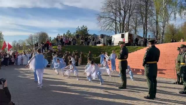 В Костроме на набережной Волги прошла ежегодная молодёжная патриотическая акция «Венок Победы»