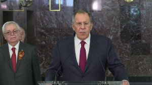Сергей Лавров возложил цветы к мемориальным доскам в здании МИД РФ.