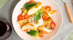 Теплый салат с жареным сыром и курицей