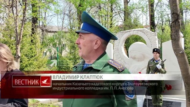 Чеканный шаг, выправка и портреты героев в руках смотреть онлайн