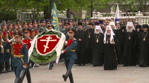 Цветы к Могиле Неизвестного Солдата возложили патриарх Кирилл, мэр столицы и делегация КПРФ.