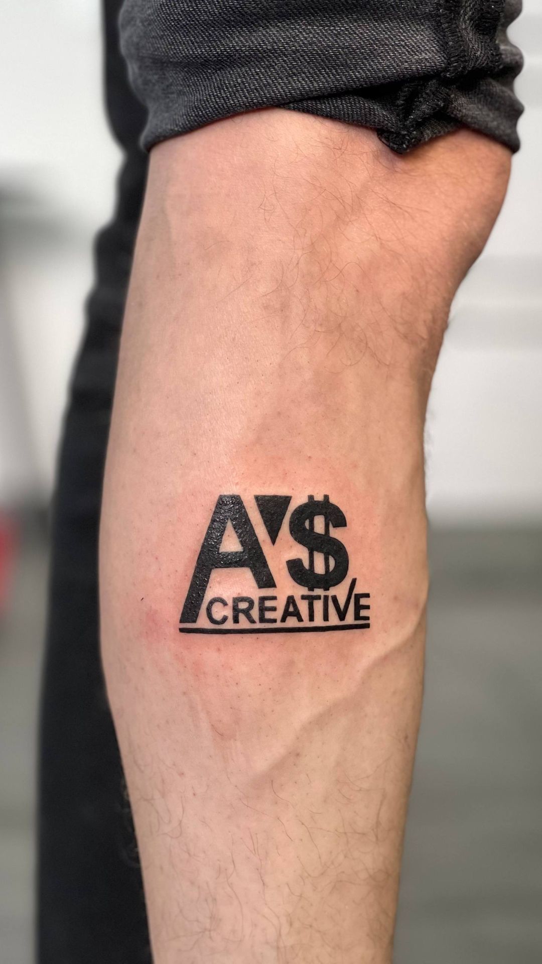 кресло за тату AS CREATIVE GROUP смотреть онлайн