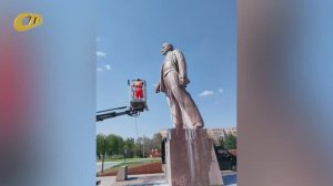 РАБОТНИКИ ГКС ЖЕЛЕЗНОГОРСКА ПРОВЕЛИ ПЛАНОВУЮ ПОМЫВКУ ПАМЯТНИКА ЛЕНИНУ
