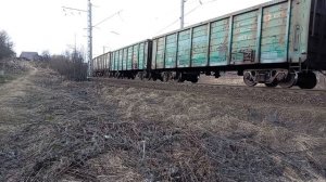 Грузовой поезд проезжает мимо