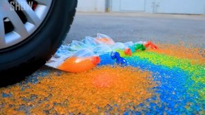 Aplastando Cosas Crujientes con el Coche 🚗 Experimento_ Orbeez VS Globos VS Rueda de Coche