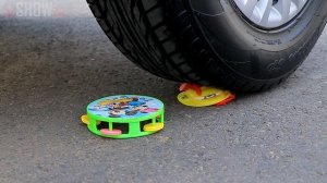 Experimentos_ Globo de Orbeez VS Rueda de Coche _ Aplastando Cosas Crujientes con el Coche