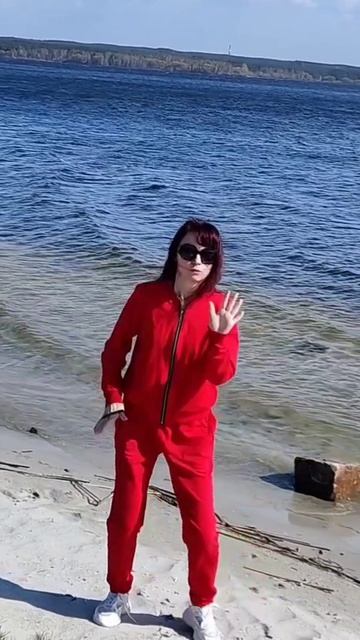 Погуляла бы с этим красавчиком лет так десять назад