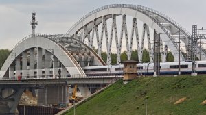Сапсан проследует мост ОКТ сообщением Московский вокзал(Питер)-Ленинградский вокзал(Москва)