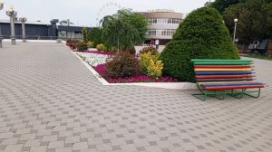 Декоративный корабль «Алые паруса» на центральной набережной