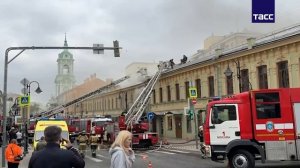 Исторический дом с кафе и барами горит в центре Москвы, сообщили  в МЧС.