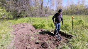 Пока нет мошки я решил ехать на коп. Шурф фундамента 2026.