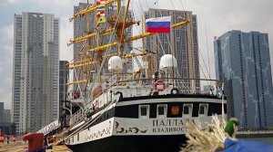 Российские курсанты прибыли на паруснике «Паллада» в китайский город Далянь.