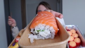 пробуем огромные роллы с лососем и клубникой (заклинило челюсть)