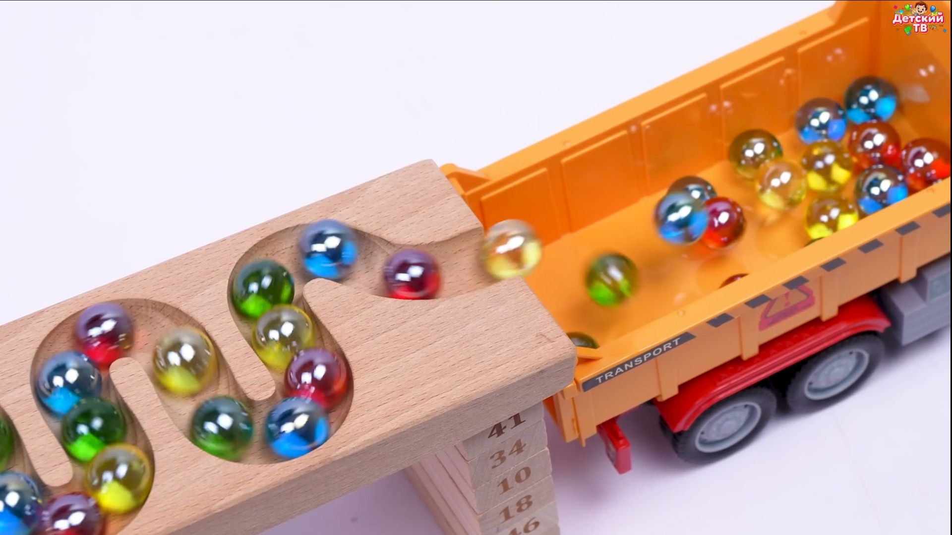 Шарики загружают в машинки 😱 Кто загрузит больше? 🚚🔵 Мультики для детей