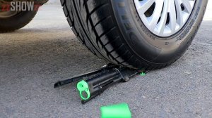 Aplastando Cosas Crujientes con el Coche _ Experimento_ Pelota Gigante VS Rueda de Coche