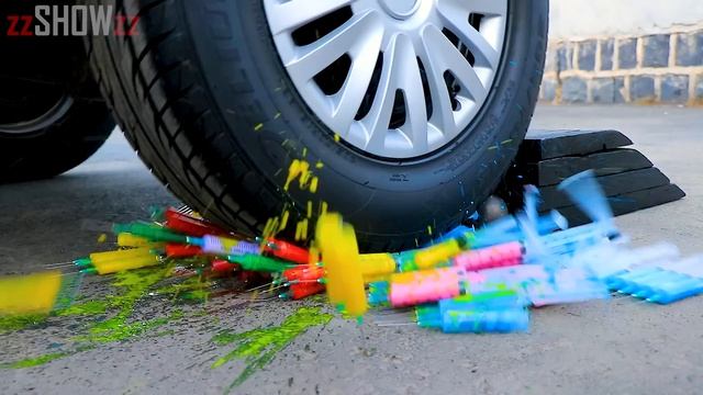 Experimento_ Rueda de Coche VS Cosas Crujientes y Suaves! Aplastando Jeringas con el Coche