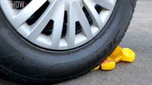 Aplastando Cosas Crujientes con el Coche _ Experimento_ Clavos VS Rueda de Coche