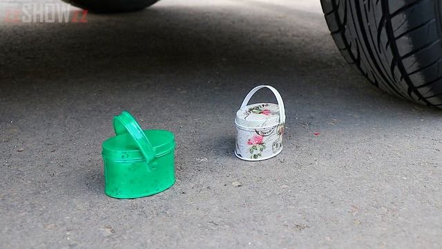 Aplastando Cosas Crujientes con la Rueda de un Coche _ Experimento_ Perlas de Colores VS Coche