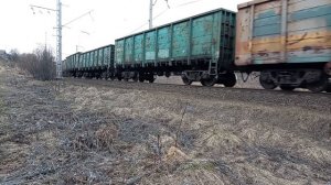 Грузовой поезд поезд проезжает мимо