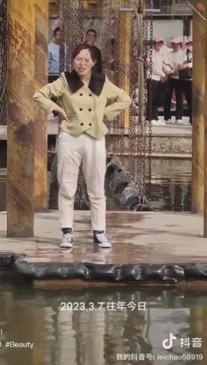 Аква парк в Китае. В зимней одежде полностью упала в воду. Wetlook