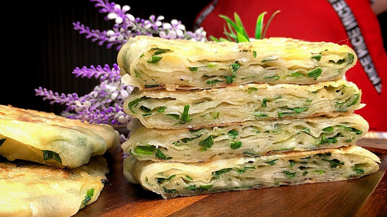 Хрустящие СЛОЕНЫЕ лепешки без духовки! Лепешки с СЫРОМ и ЛУКОМ на сковороде! Без дрожжей и духовки смотреть онлайн