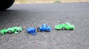 Aplastando Cosas Crujientes con el Coche _ Experimento_ Copas y Petardos VS Rueda de Coche