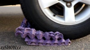 Aplastando Cosas Crujientes y GLOBOS ORBEEZ con la Rueda de un Coche