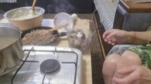 пеку пирожки с ягодой, капустой и ливером