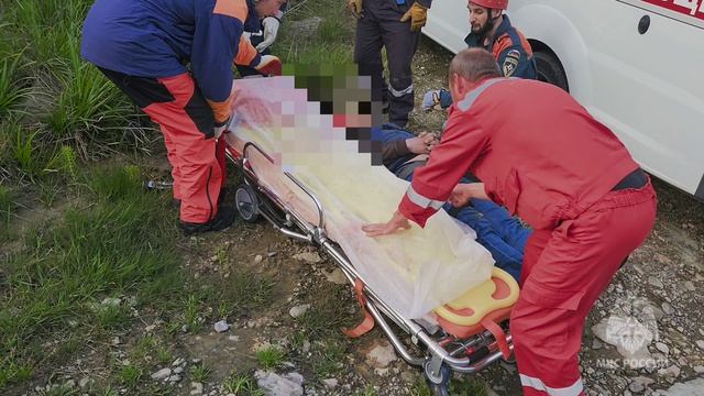 В Сочи спасатели МЧС России помогли съехавшему в овраг мопедисту