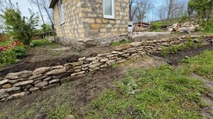 6 мая 2026г.Высадила некоторые томаты на улицу.Переделала подпорную стенку.