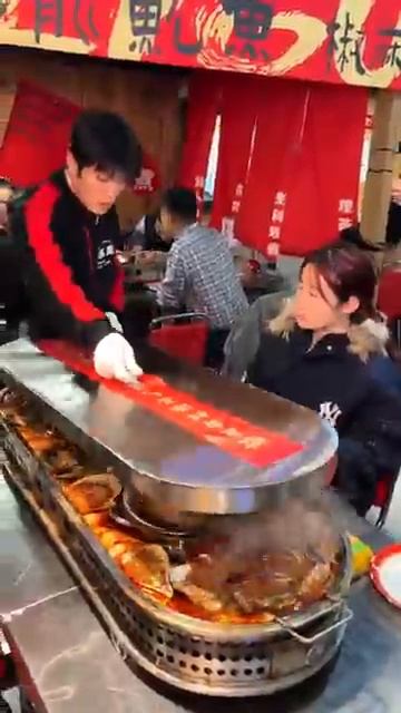 В этом кафе подают небольшие порции для жителей Китая.🇨🇳