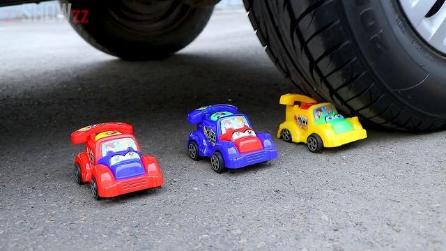 Experimento_ PETARDOS VS Rueda de Coche _ Aplastando Cosas Crujientes con el Coche_part1_2