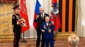 Собянин вручил ветеранам Великой Отечественной войны нагрудные знаки «85 лет битвы за Москву»