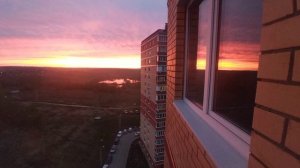 Весенний закат в мае. Небо и красивые облака после дождя.