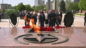 На площади Победы в Воронеже прошла торжественная церемония возложения цветов к Вечному огню