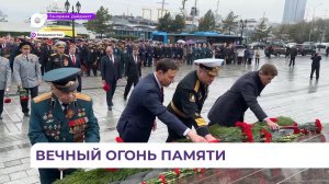 Цветы к Вечному огню возложили на Корабельной набережной во Владивостоке
