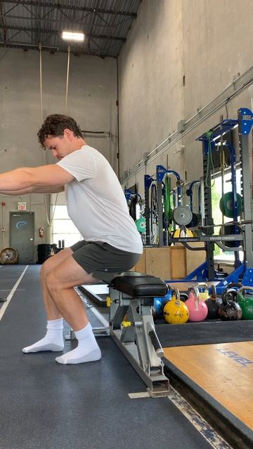 Staggered stance squat to bench | Вспомогательная сплит-стойка - присед на опору