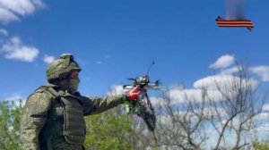 ВС_РФ_дроном_через_Днепр_возложили_цветы_к_мемориалу_на_занятой