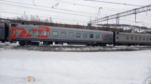 Поезд проезжает через переезд