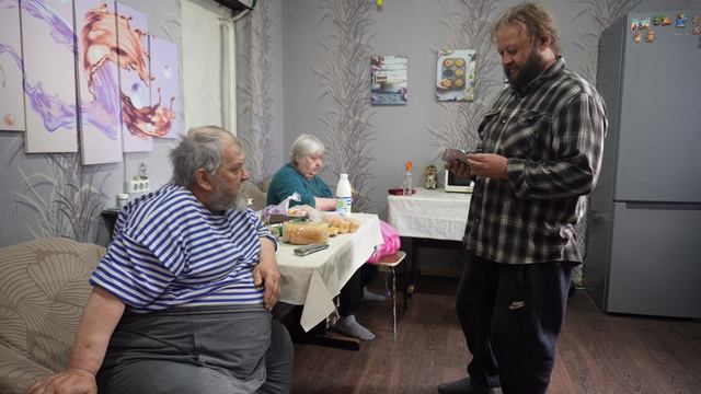 Пока муж и сын сидят дома Гордая и добрая мама-пенсионерка сходила за продуктами Кушать то надо