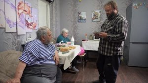 Пока муж и сын сидят дома Гордая и добрая мама-пенсионерка сходила за продуктами Кушать то надо