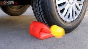 Aplastando Cosas Crujientes con el Coche _ Experimento_ Pelotas Antiestrés VS Rueda de Coche