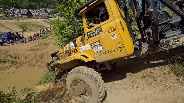 Экстрим бездорожья: битва тракторов и машин 4×4