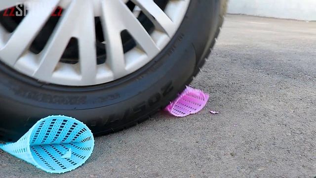 Aplastando Globos de Agua y Cosas Crujientes y Suaves con la Rueda de un Coche