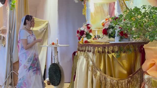 Гаура арати на "Киртан-меле" в честь празднования дня рождения матушки Гаурачандрики