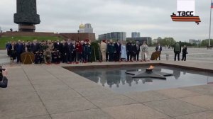 ▶️ Медведев, руководство и представители партии «Единая Россия» возложили цветы к Вечному огню на По