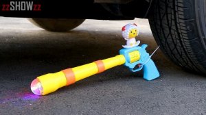 Aplastando Cosas Crujientes y Suaves con la Rueda de un Coche _ 04